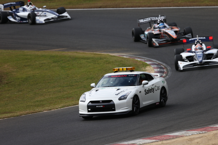 決勝レース: SCの間にピットインしかなった小暮卓史、国本雄資、中嶋大祐がトップ集団となりSCに付く