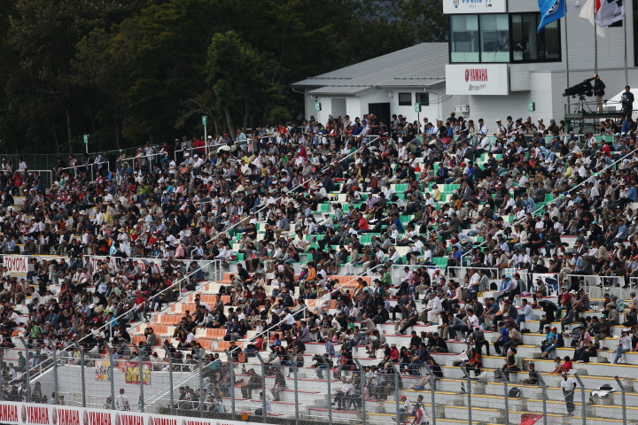 決勝レース: 2度目のセーフティーカーランを見守る観客