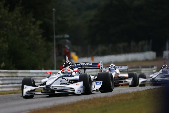 決勝レース: まだまだセーフティーカーラン。トップに立った小暮卓史、2位国本雄資、3位中嶋大祐