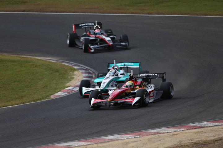 決勝レース: レースはリスタート。山本尚貴とアンドレ・ロッテラーの争い