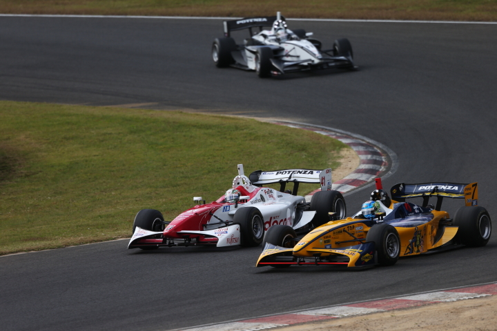 決勝レース: 武藤英紀（TEAM DANDELION RACING） vs 平川亮（Team LeMans）