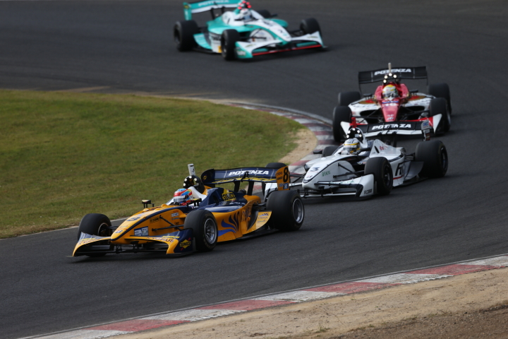 決勝レース: ロイック・デュバルを先頭にした集団。安田裕信、山本尚貴、アンドレ・ロッテラー