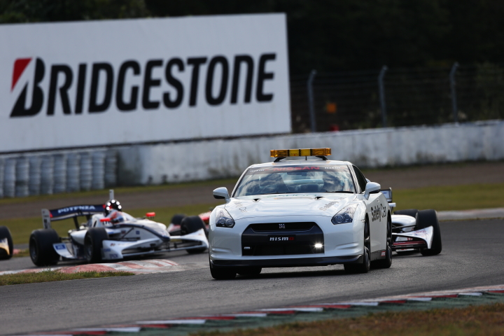 決勝レース: リチャード・ブラッドレーがクラッシュして3度目のセーフティーカーが入る