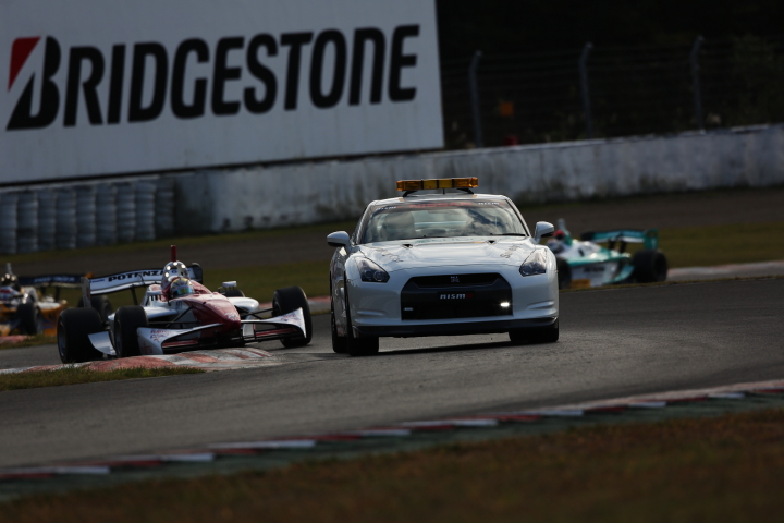 決勝レース: SCの間に小暮卓史、国本雄資、中嶋大祐がピットインしたため伊沢拓也がトップに立った