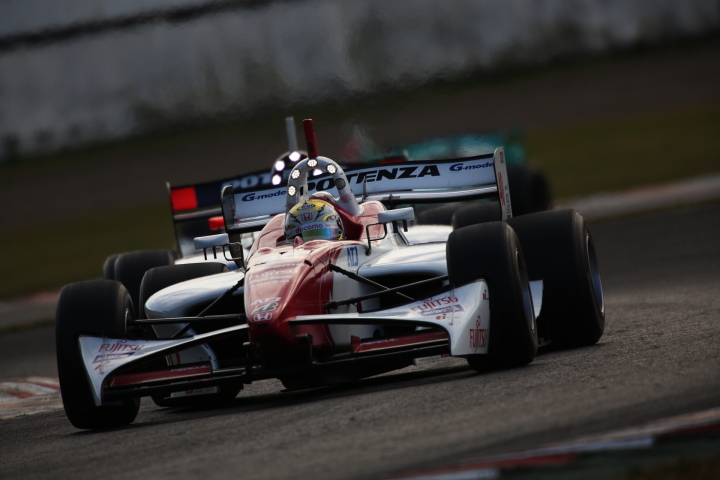 決勝レース: トップに立った伊沢拓也にピットイン後2位で隊列に復帰した小暮卓史が迫る