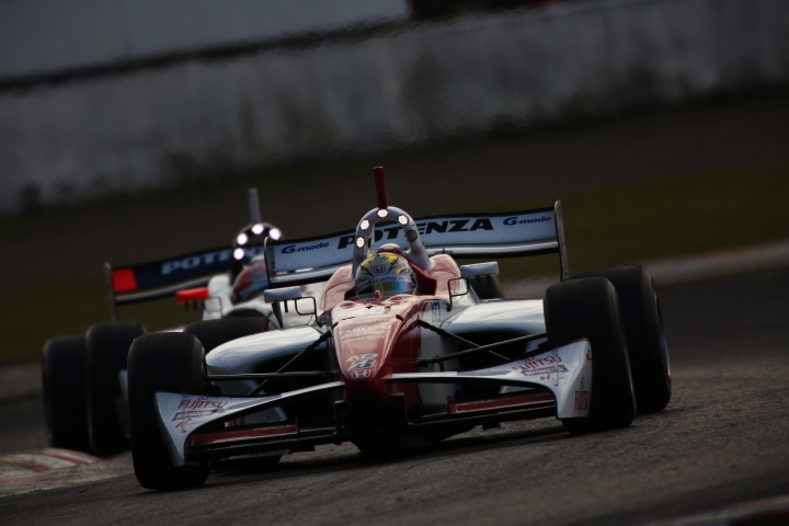 決勝レース: 伊沢拓也（DOCOMO TEAM DANDELION RACING） vs 小暮卓史（NAKAJIMA RACING）