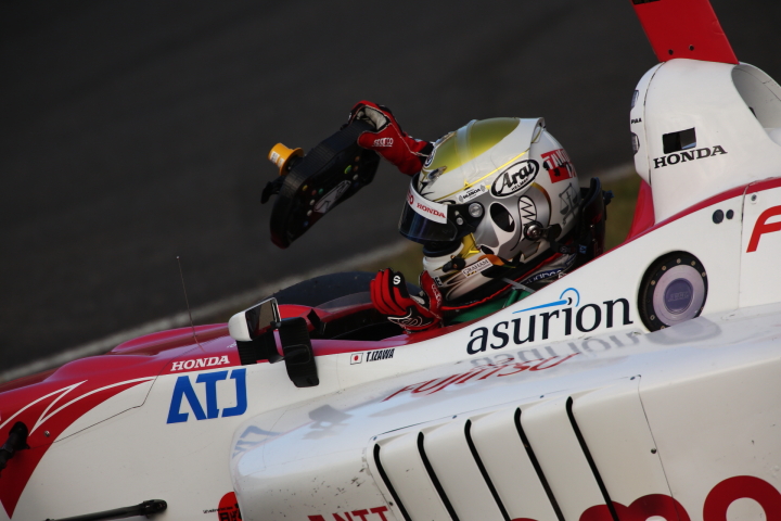 決勝レース: トップ争い中、2コーナーで小暮卓史と接触してコースアウトした伊沢拓也はステアリングを外しリタイア