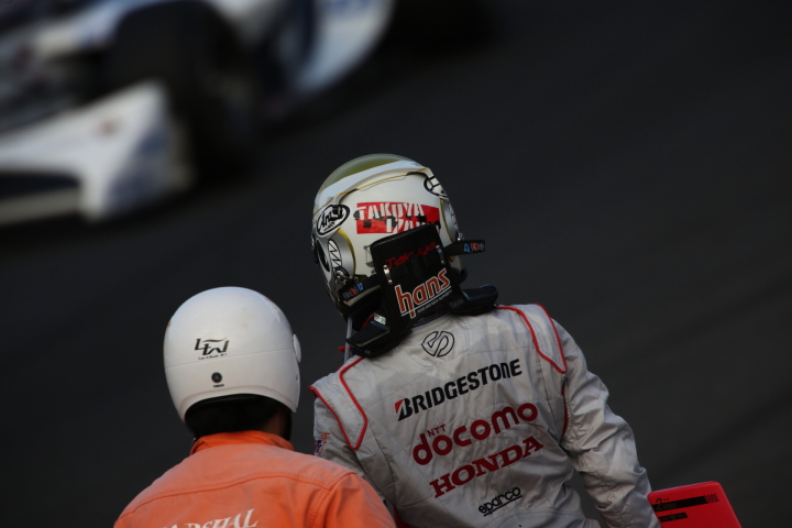 決勝レース: リタイアして呆然とコースを見つめる伊沢拓也（DOCOMO TEAM DANDELION RACING）