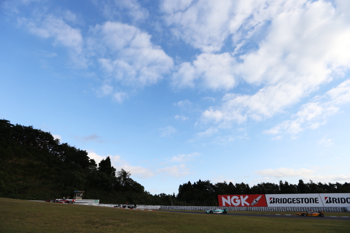 決勝レース: ヘアピンを立ち上がりS字に向かう各ドライバーたち