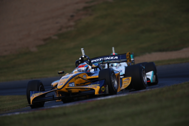 決勝レース: 伊沢拓也がクラッシュ、小暮卓史がペナルティで後退しトップに立ったロイック・デュバルにアンドレ・ロッテラーが迫る