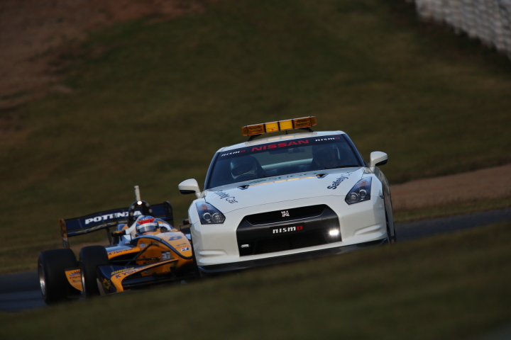 決勝レース: 塚越広大がSPでクラッシュしてなんと4度目のSCが導入される