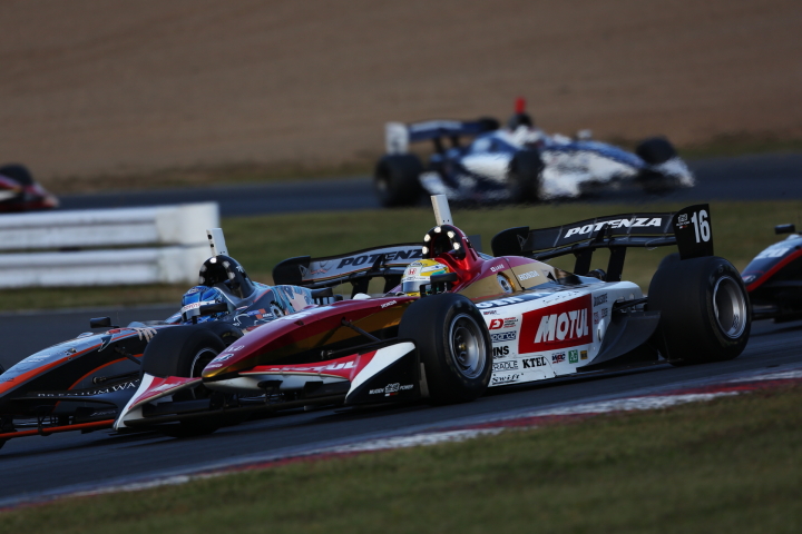 決勝レース: リスタート直後、山本尚貴と国本雄資の3位争い。山本は3位を守った