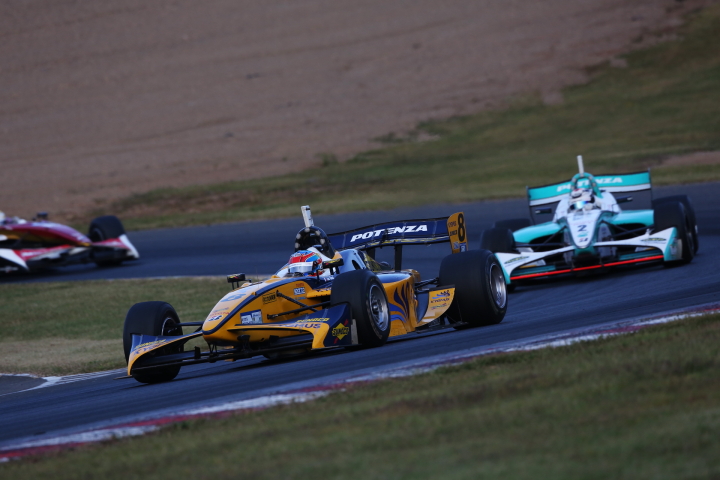 決勝レース: チェッカー。優勝は僅差でロイック・デュバル、惜しくも2位にアンドレ・ロッテラー、3位に山本尚貴