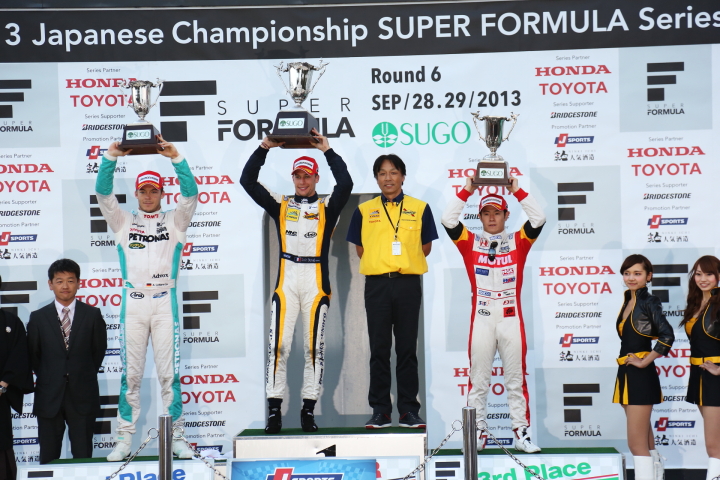 決勝レース: 表彰台に立つトップ3と優勝チーム監督