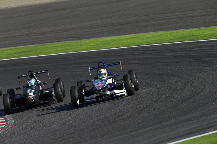 日本一決定戦: レース中盤、河野峻佑（左）と太田達也（右）の3位争い