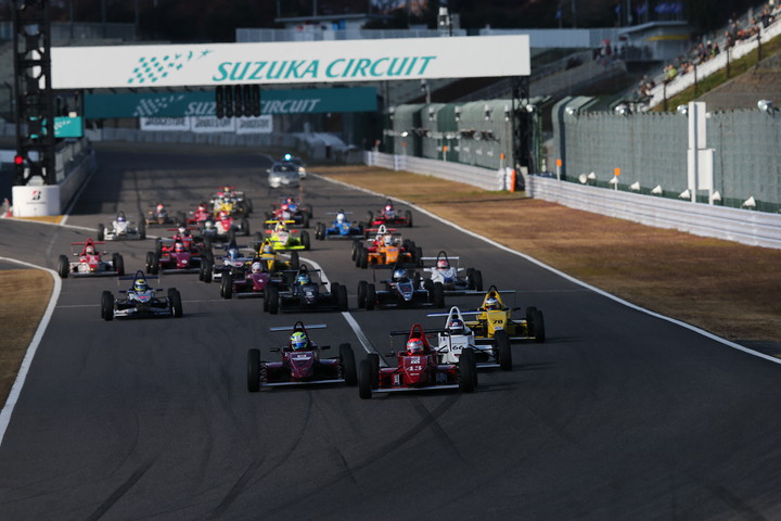 日本一決定戦: 10周の決勝レースがスタートした