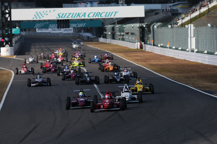 日本一決定戦: 10周の決勝レースがスタートした