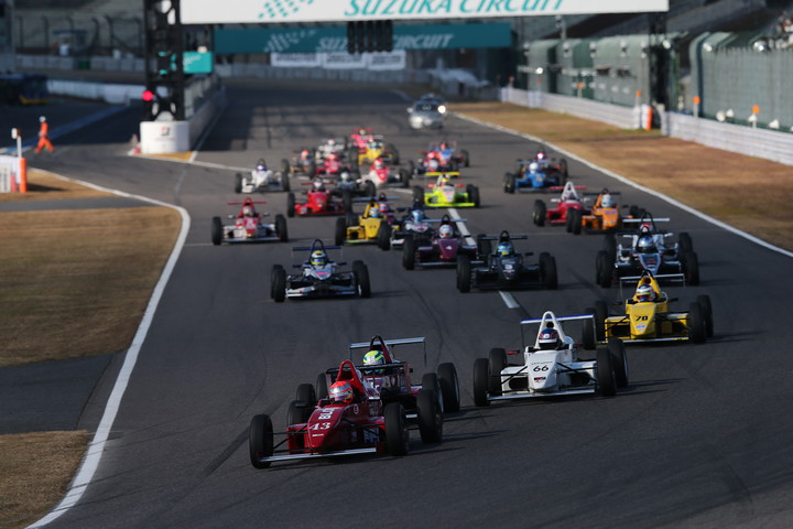 日本一決定戦: 10周の決勝レースがスタートした