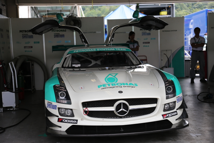 ピットウォーク: PETRONAS SYNTIUM SLS AMG GT3（ファリーク・ハイルマン／片岡龍也組）