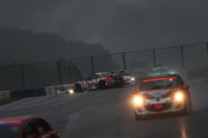 フリー走行: スピンするasset テクノ Z34（小泉和寛／長谷川伸司／下垣和也組）