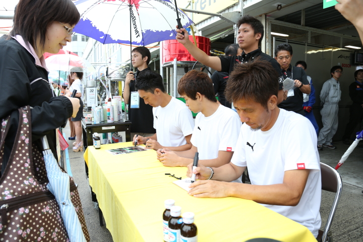ピットウォーク: サインをする藤井誠暢／佐々木大樹／ガミさん（スリーボンド 日産自動車大学校 GT-R）