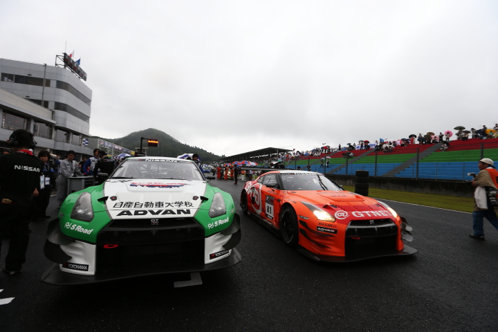 スターティンググリッド: スリーボンド日産自動車大学校GT-RとPPのグリッドに向かうGTNET ADVAN NISSAN GT-R