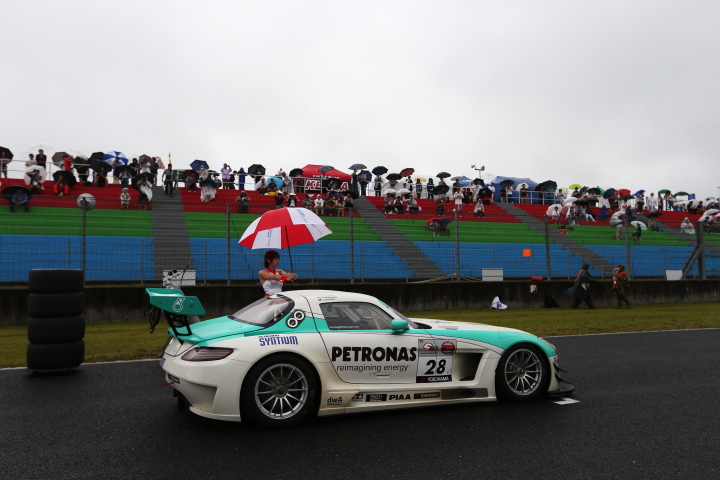 スターティンググリッド: PETRONAS SYNTIUM SLS AMG GT3（ファリーク・ハイルマン／片岡龍也組）