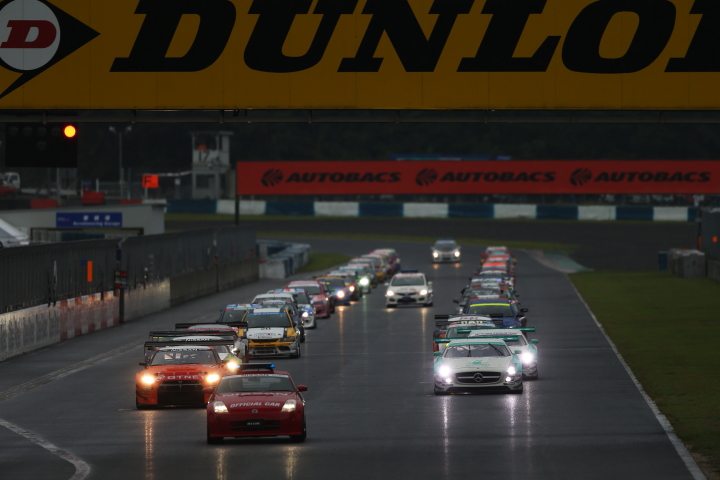 決勝レース: セーフティーカー先導でローリンプラップが始まった