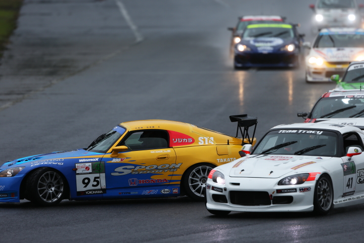 決勝レース: スタート直後にスピンするST-4クラスPPのリジカラS2000（松井猛敏／中島保典／市嶋樹組）