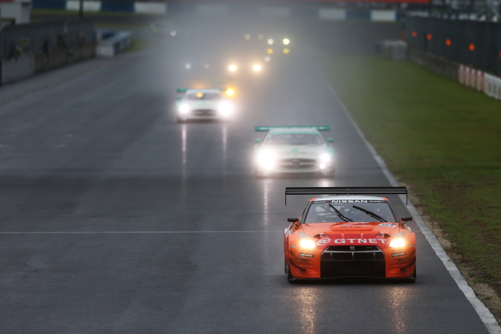 決勝レース: スタートでトップに立った総合PPのGTNET ADVAN NISSAN GT-R（星野一樹／青木孝行／尾本直史組）