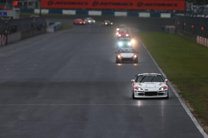 決勝レース: TRACY SPORTS ings S2000（植松忠雄／井入宏之組）