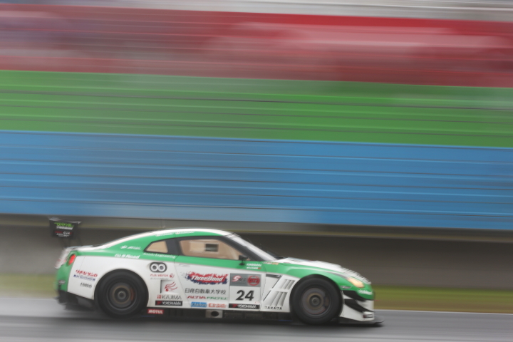 決勝レース: スリーボンド 日産自動車大学校 GT-R（藤井誠暢／佐々木大樹／ガミさん組）