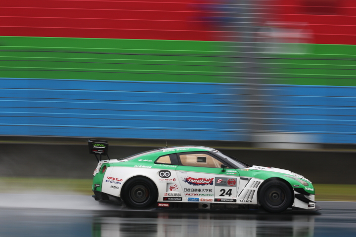 決勝レース: スリーボンド 日産自動車大学校 GT-R（藤井誠暢／佐々木大樹／ガミさん組）
