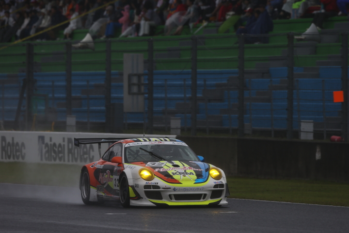 決勝レース: KRMケーズフロンティアGT3R（飯田太陽／高木真一／タカシ組）