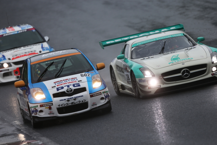 決勝レース: PTGランドリー602明京産業ヴィッツをパスするPETRONAS SYNTIUM SLS AMG GT3