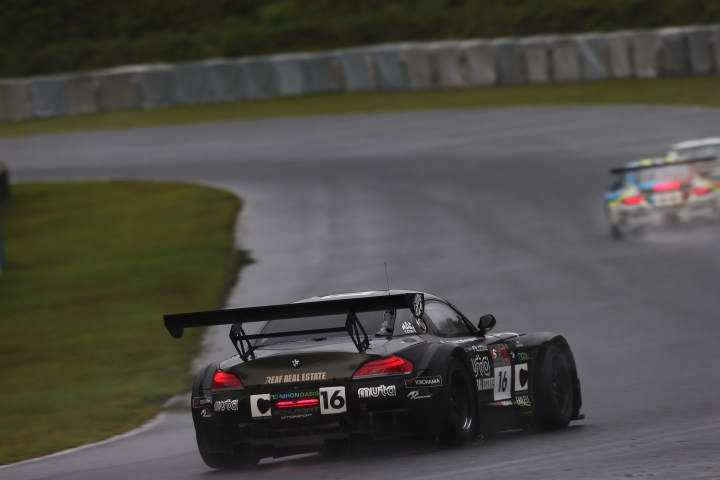 決勝レース: muta TRIGGERS BMW（ヒロ・ニシダ／横溝直輝／堀田誠組）