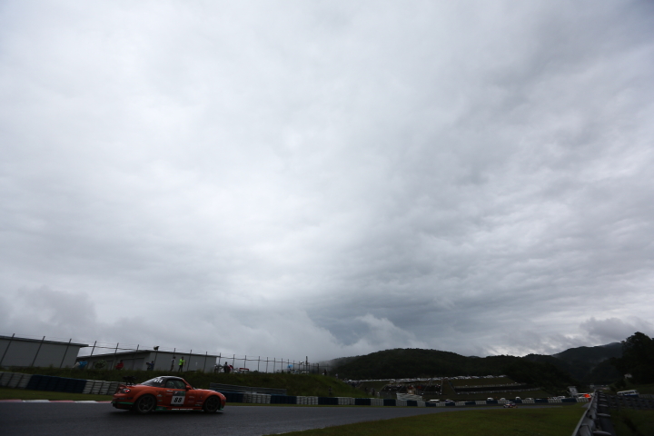 決勝レース: 村上モータース ACRE ロードスター（村上博幸／脇谷猛／トミさん組）