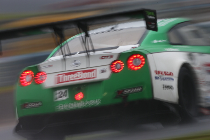 決勝レース: スリーボンド 日産自動車大学校 GT-R（藤井誠暢／佐々木大樹／ガミさん組）