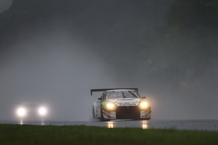 決勝レース: スリーボンド 日産自動車大学校 GT-R（藤井誠暢／佐々木大樹／ガミさん組）