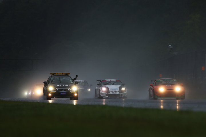 決勝レース: この日2回目のセーフティーカーが導入された