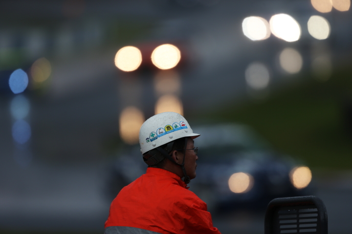 決勝レース: レースを見守るコースオフィシャル