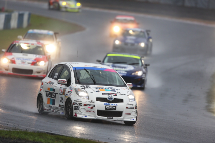 決勝レース: エンドレスアドバントラストヴィッツ（後藤比東至／井尻薫／木村正治組）