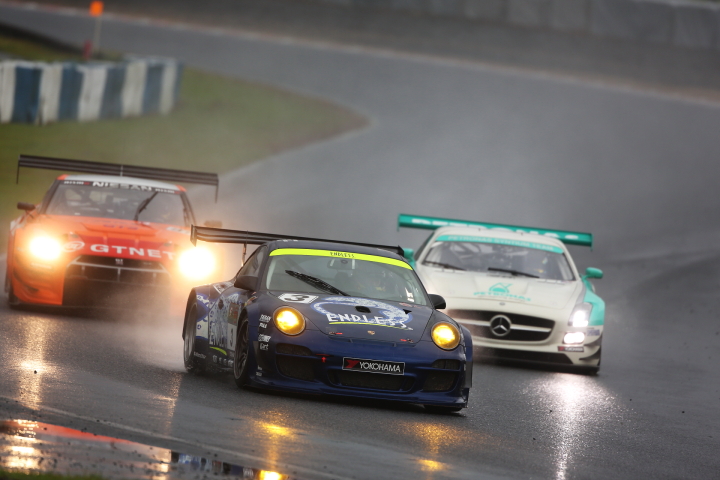 決勝レース: ENDLESS・ADVAN・PORSCHE（ユーク・タニグチ／峰尾恭輔／山内英輝組）