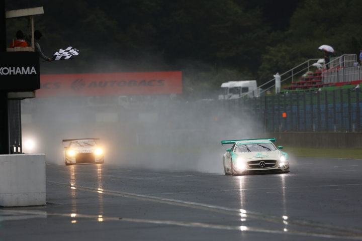決勝レース: チェッカーを受ける優勝のPETRONAS SYNTIUM SLS AMG GT3（ファリーク・ハイルマン／片岡龍也組）