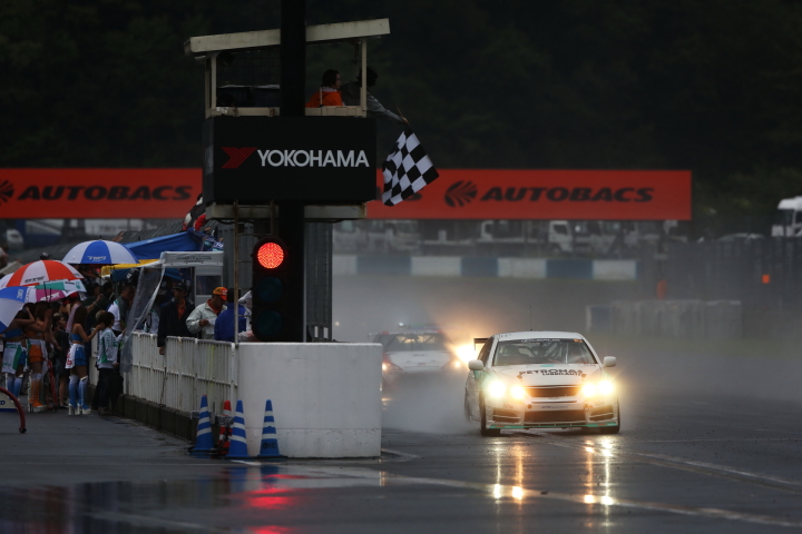決勝レース: チェッカーを受けるST-3クラス2位のPETRONAS TWS GS350（佐藤晋也／吉本大樹／脇阪薫一組）