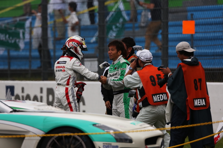 決勝レース: 総合2位に入り健闘をたたえ合う佐々木大樹とガミさん（スリーボンド 日産自動車大学校 GT-R）
