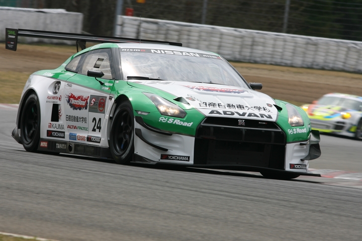 GT3予選2位はスリーボンド 日産自動車大学校 GT-R（藤井誠暢／千代勝正／池上慎二組）でGT-Rが1-2