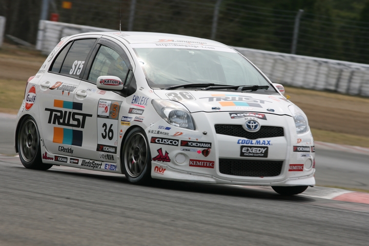 ST-5クラスポールポジションはエンドレスアドバントラストヴィッツ（後藤比東至／井尻薫組）