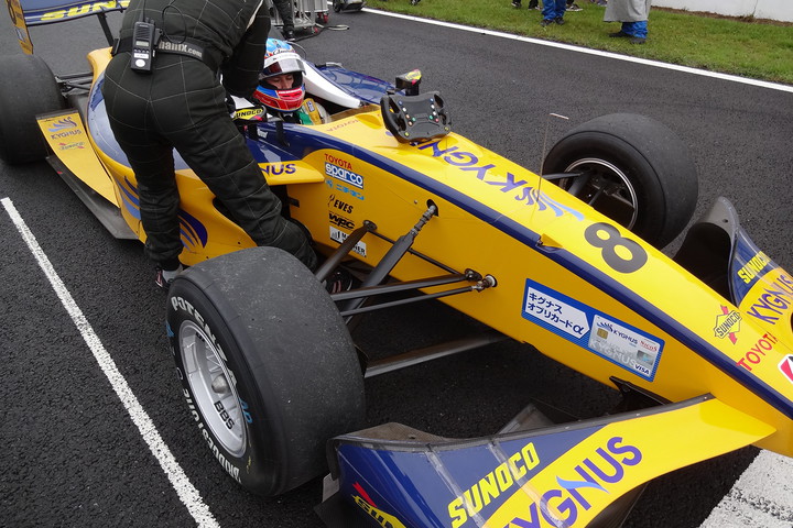 ただ一人スリックタイヤを選択したロイック・デュバル（ルマン）