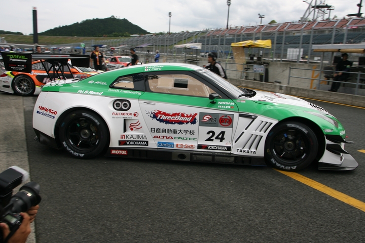 予選に出撃するスリーボンド 日産自動車大学校 GT-R（藤井誠暢／千代勝正／池上慎二組）